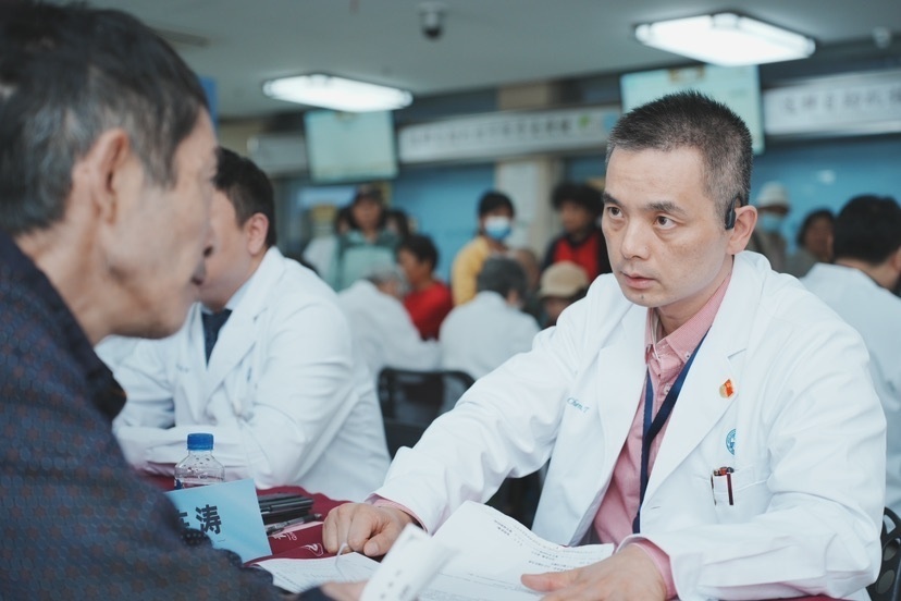 青浦籍醫(yī)學(xué)專家&ldquo;組團(tuán)回鄉(xiāng)&rdquo;義診 推動(dòng)優(yōu)質(zhì)醫(yī)療資源下沉基層